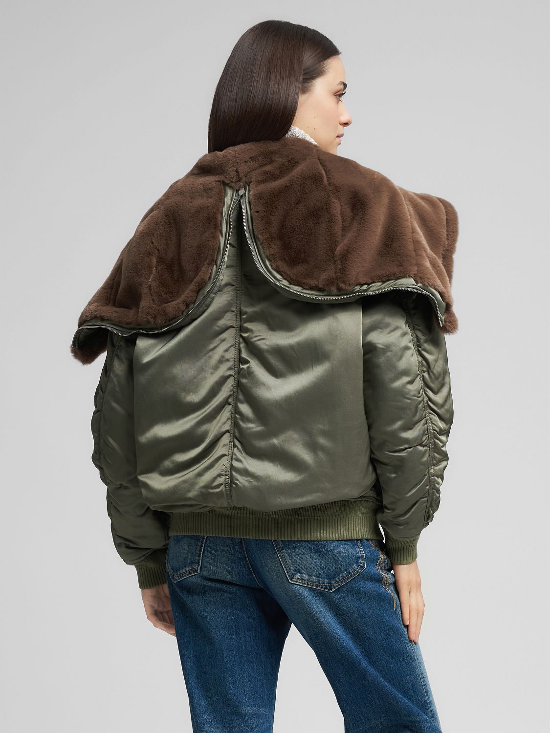 Krátká saténová bunda s kapucí a kožešinou