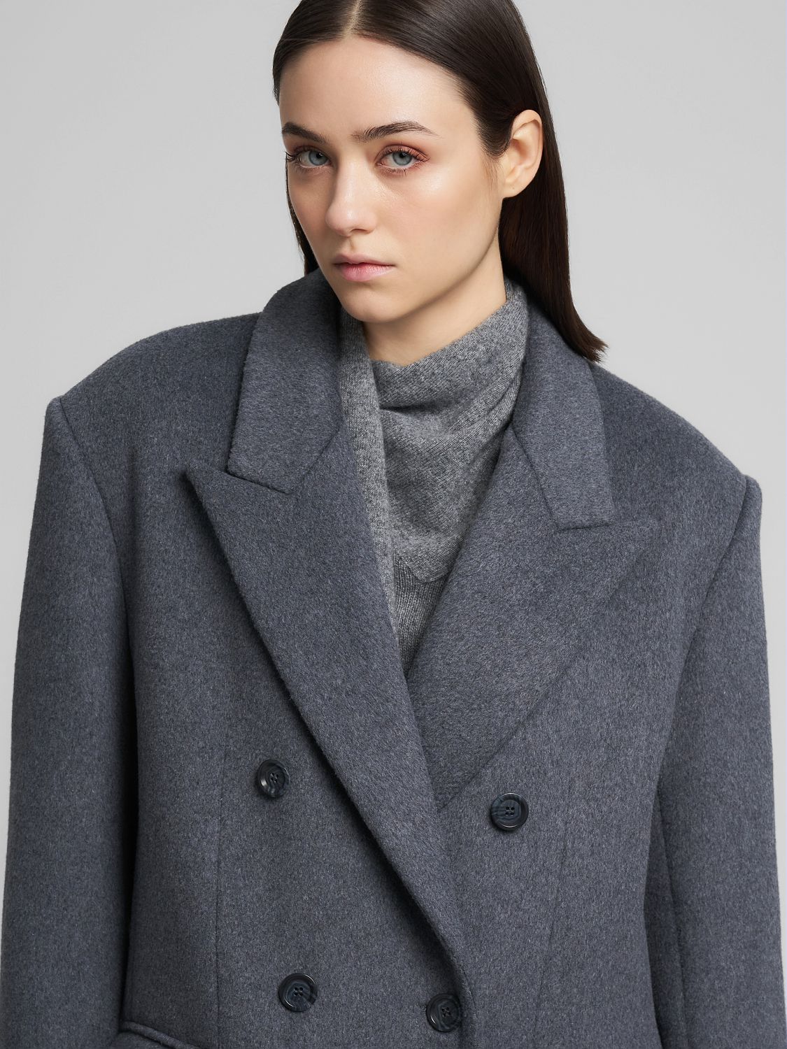 Dlouhý vlněný kabát s klopami