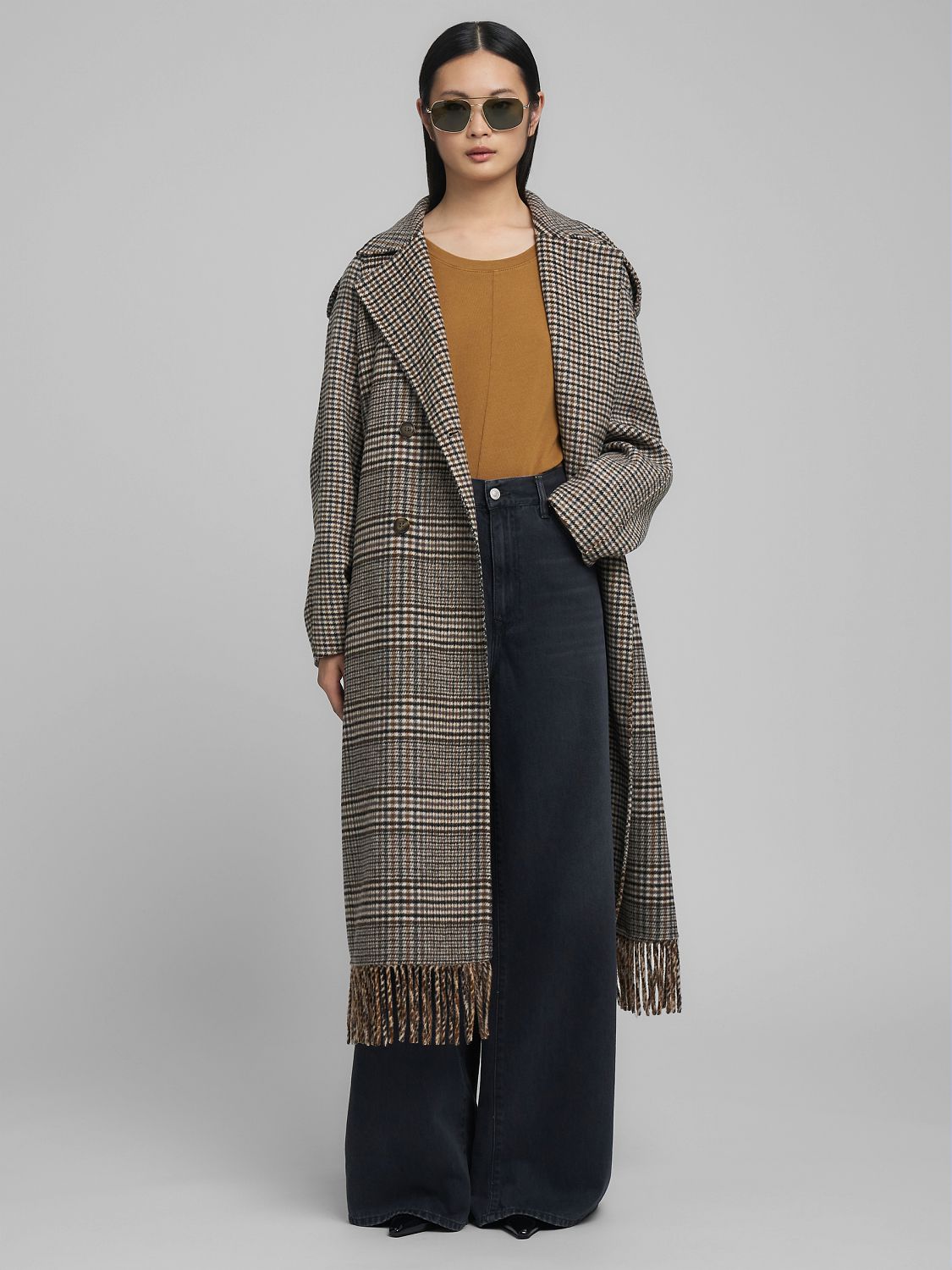 Dlouhý kostkovaný kabát s třásněmi a páskem