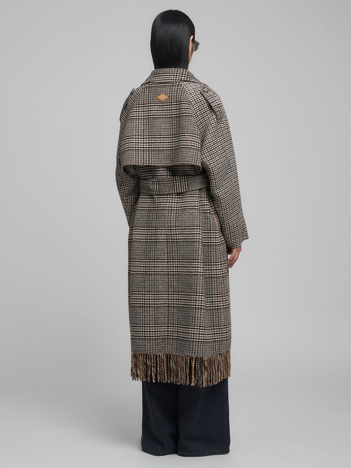 Dlouhý kostkovaný kabát s třásněmi a páskem