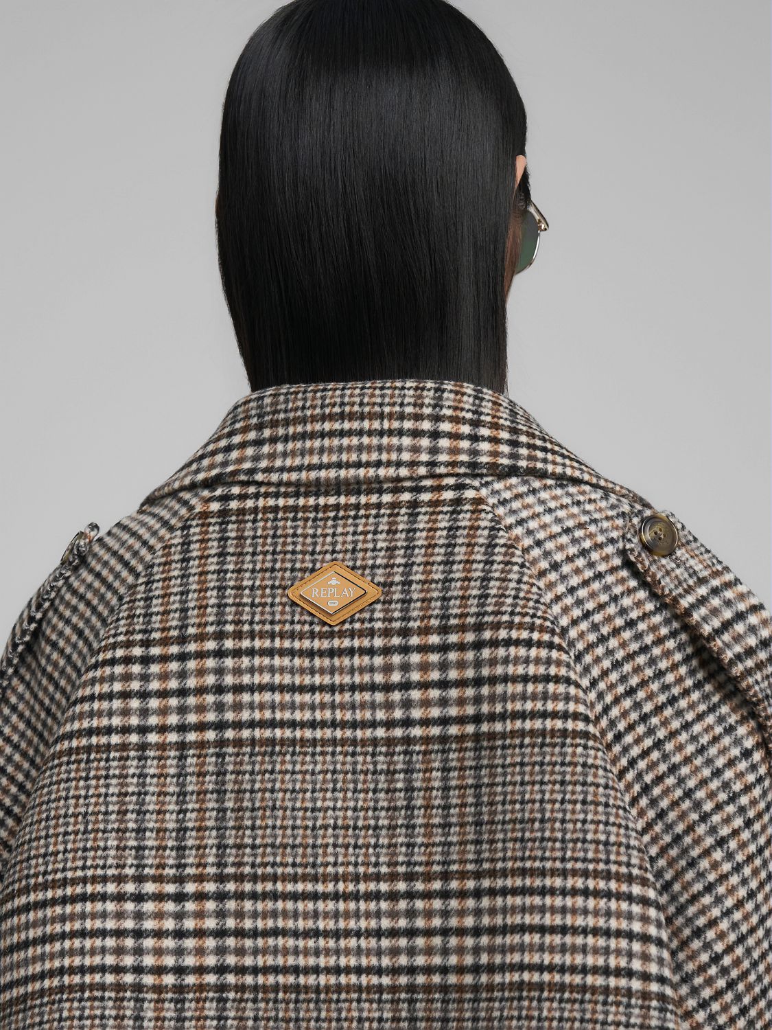 Dlouhý kostkovaný kabát s třásněmi a páskem