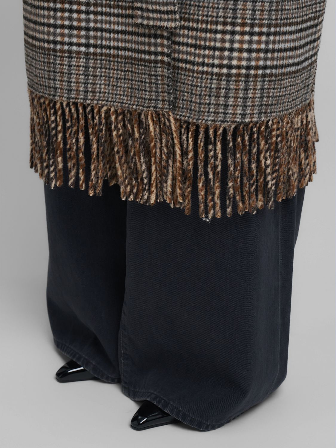 Dlouhý kostkovaný kabát s třásněmi a páskem