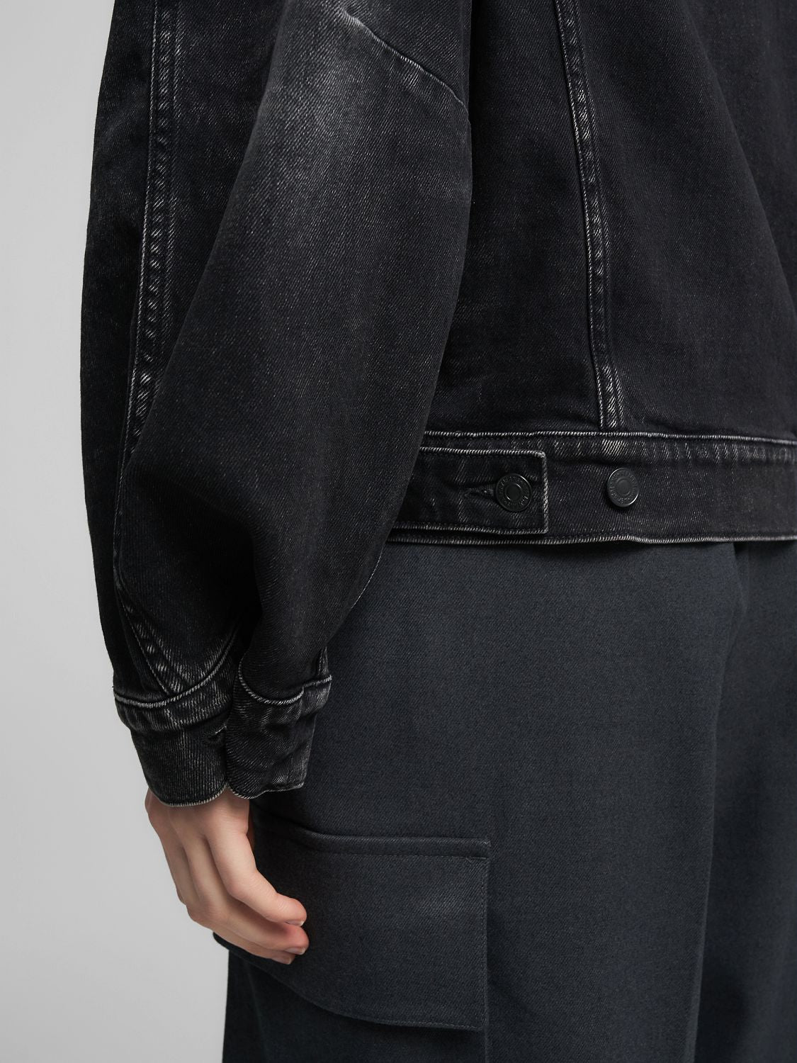 ČERNÁ DŽÍNOVÁ BUNDA