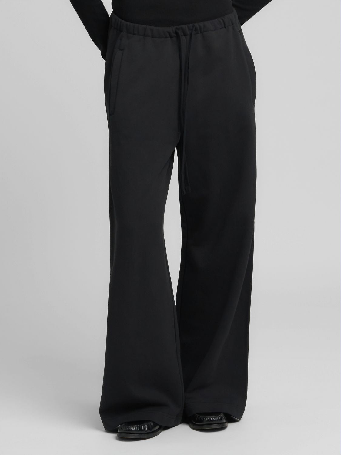 Dámské tepláky s širokými nohavicemi