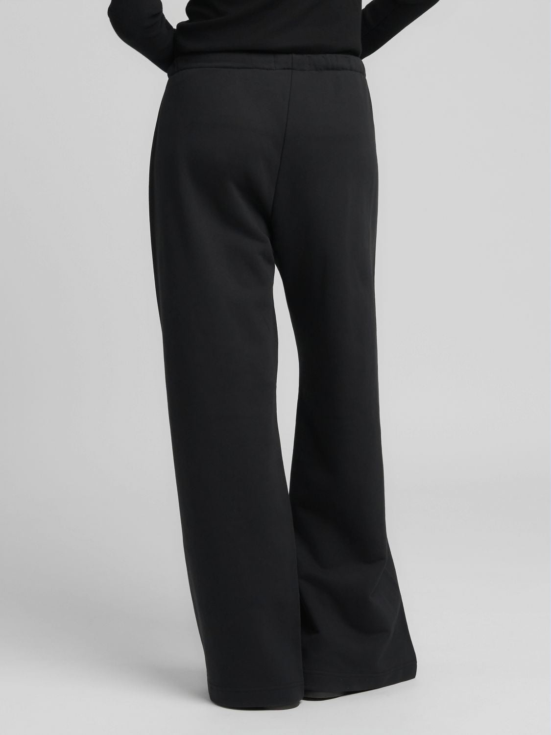 Dámské tepláky s širokými nohavicemi