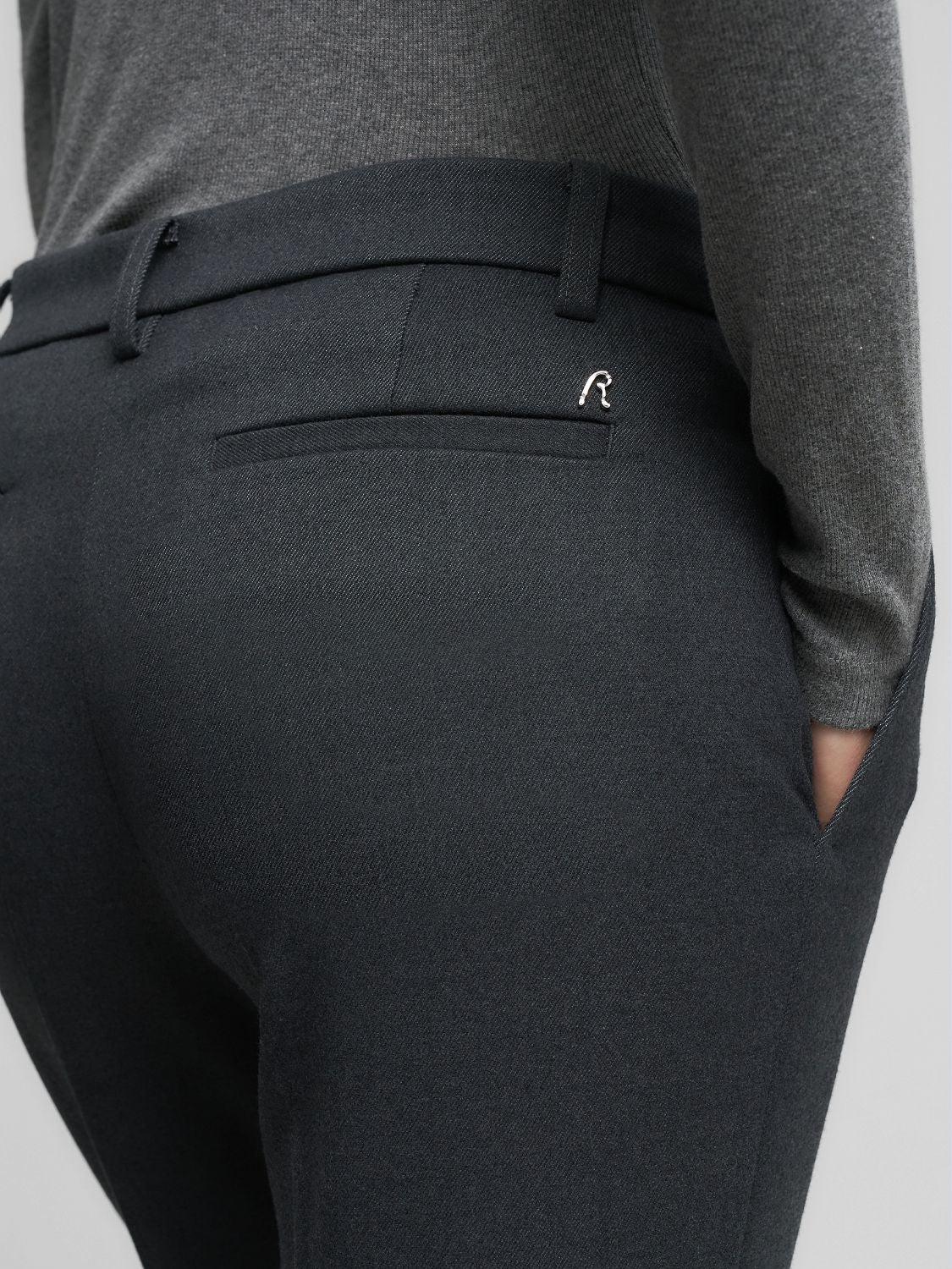 Zkrácené kalhoty úzkého střihu