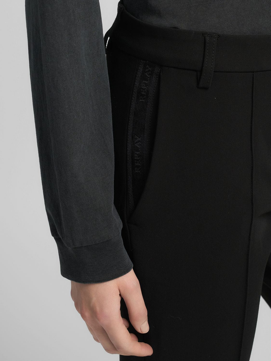 Dámské elegantní kalhoty zkráceného střihu