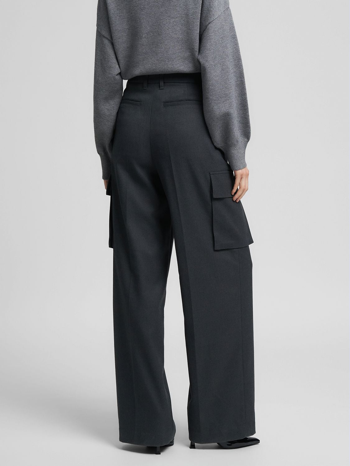 Široké kalhoty s kapsami – střední pas, volný střih