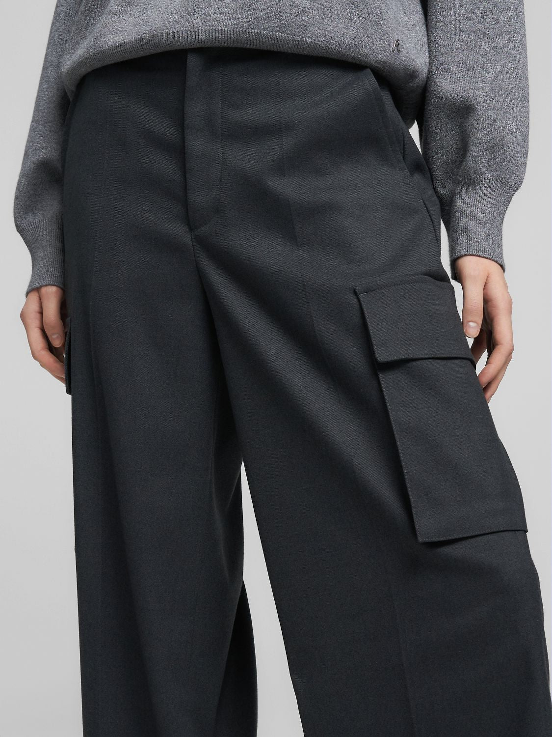 Široké kalhoty s kapsami – střední pas, volný střih