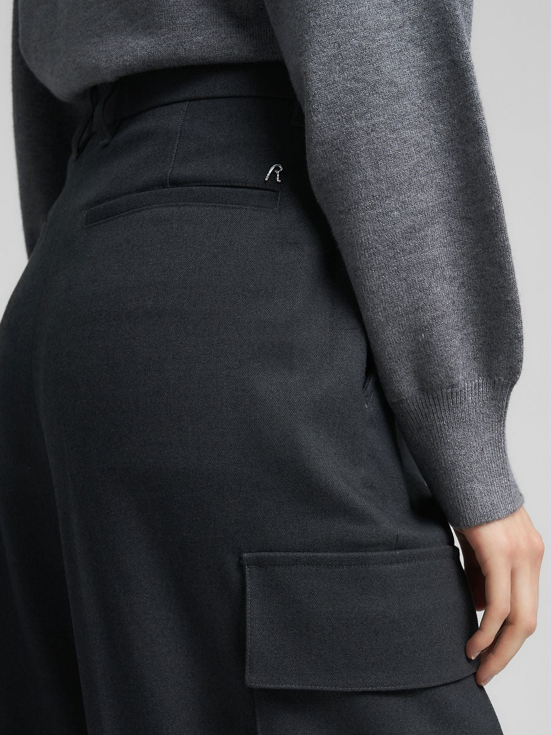 Široké kalhoty s kapsami – střední pas, volný střih