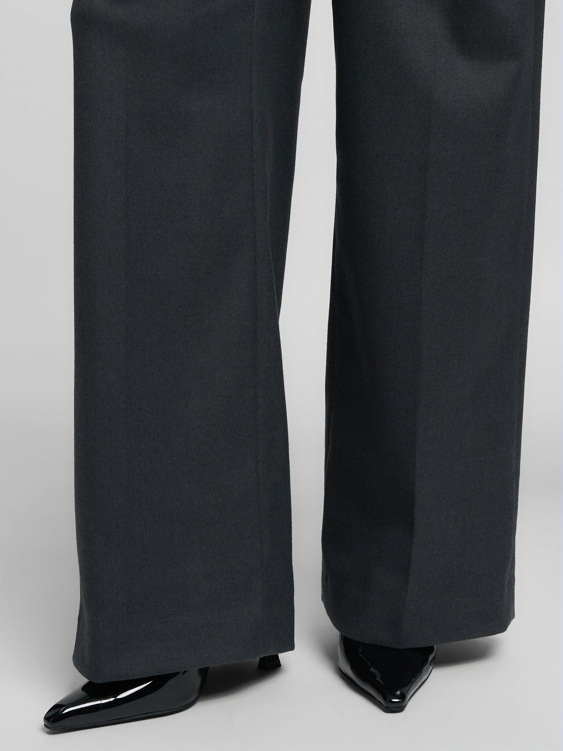 Široké kalhoty s kapsami – střední pas, volný střih