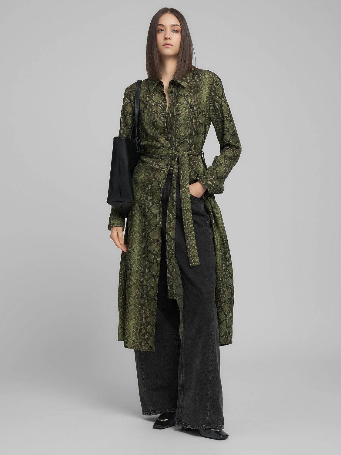 Šaty s hadím vzorem