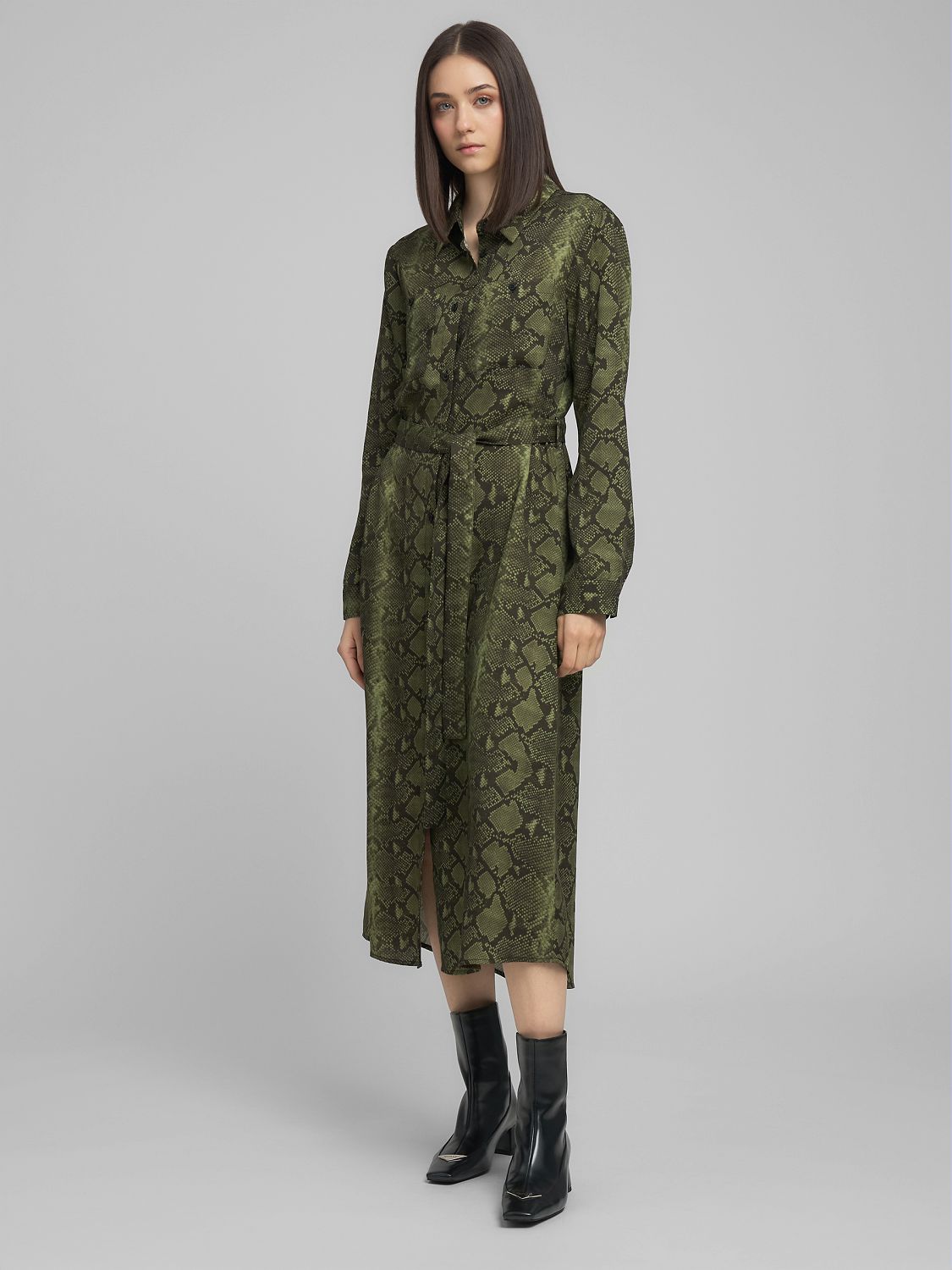 Šaty s hadím vzorem