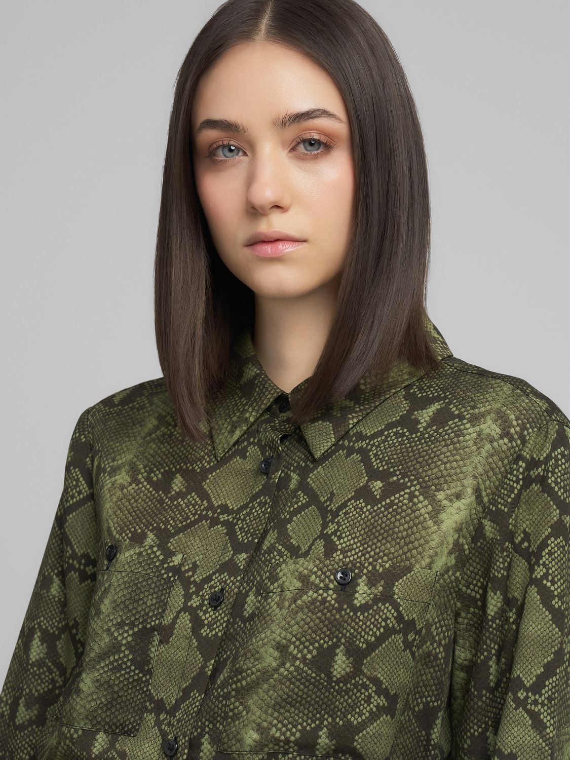 Šaty s hadím vzorem