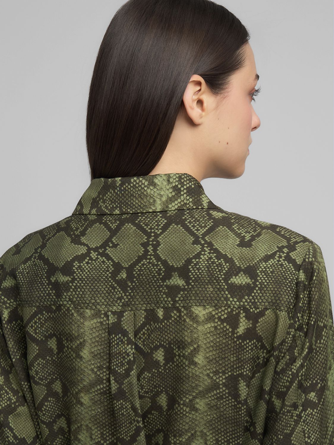 Šaty s hadím vzorem