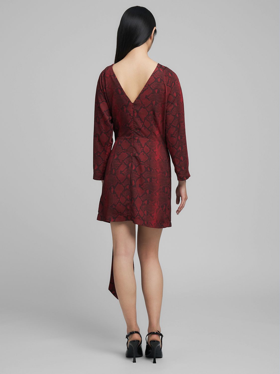 Šaty s hadím vzorem