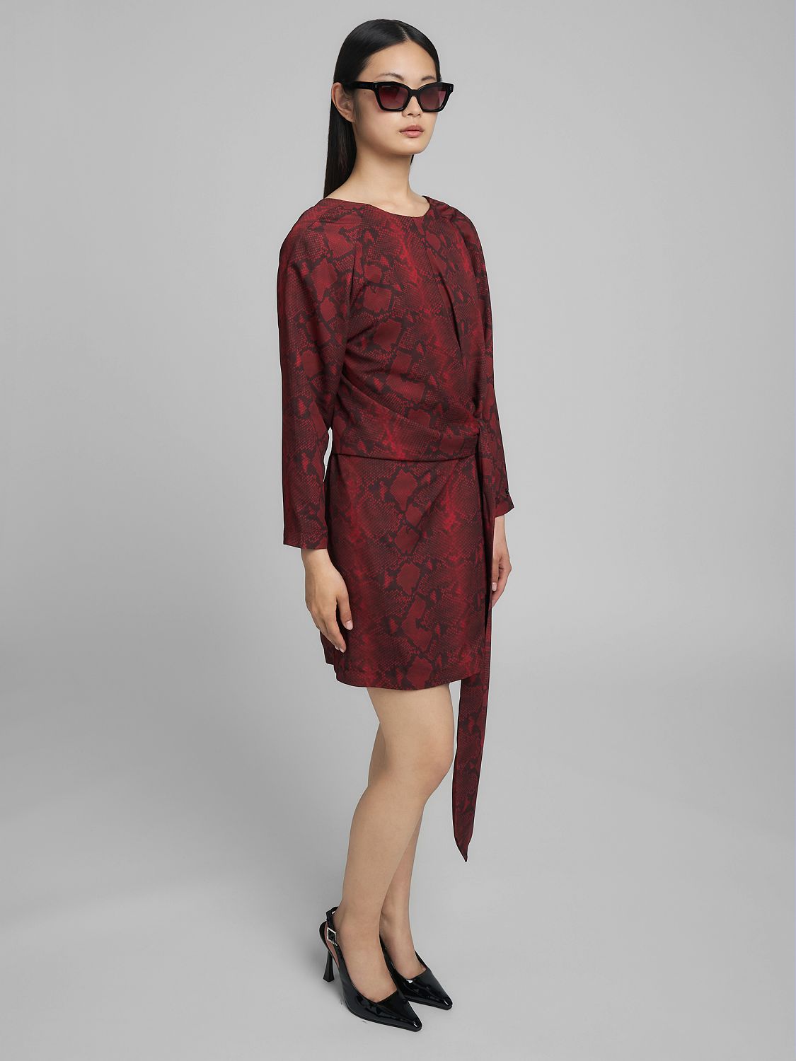 Šaty s hadím vzorem