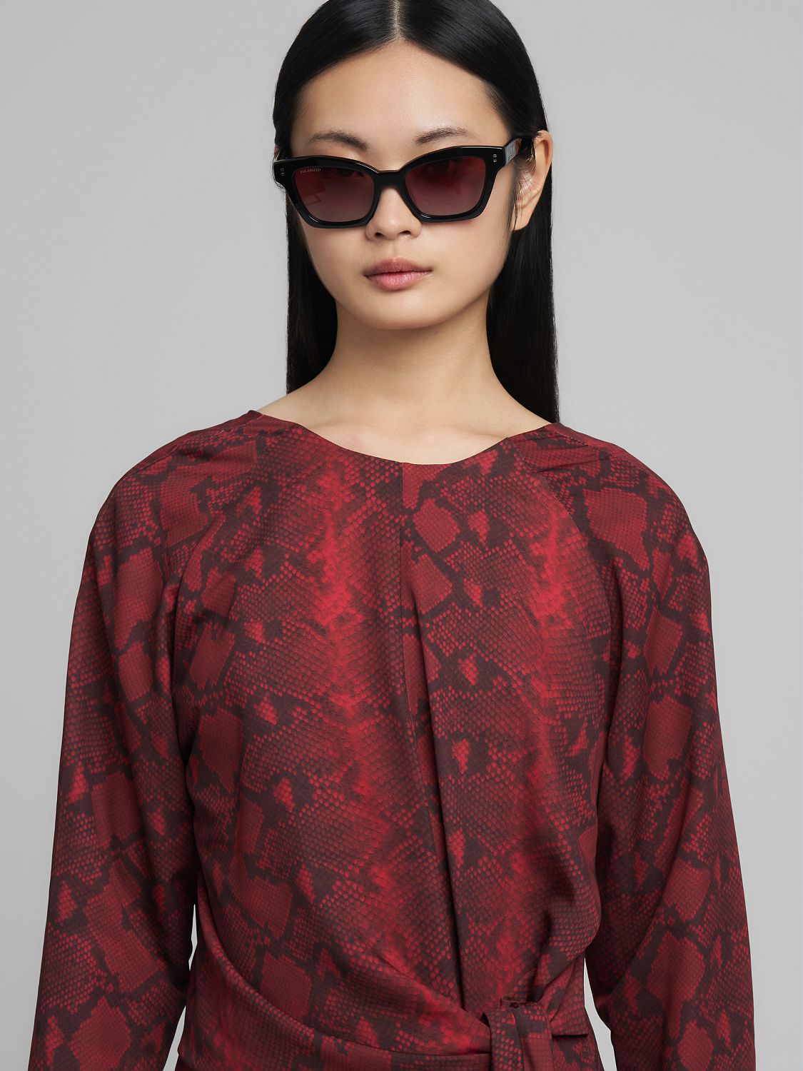 Šaty s hadím vzorem