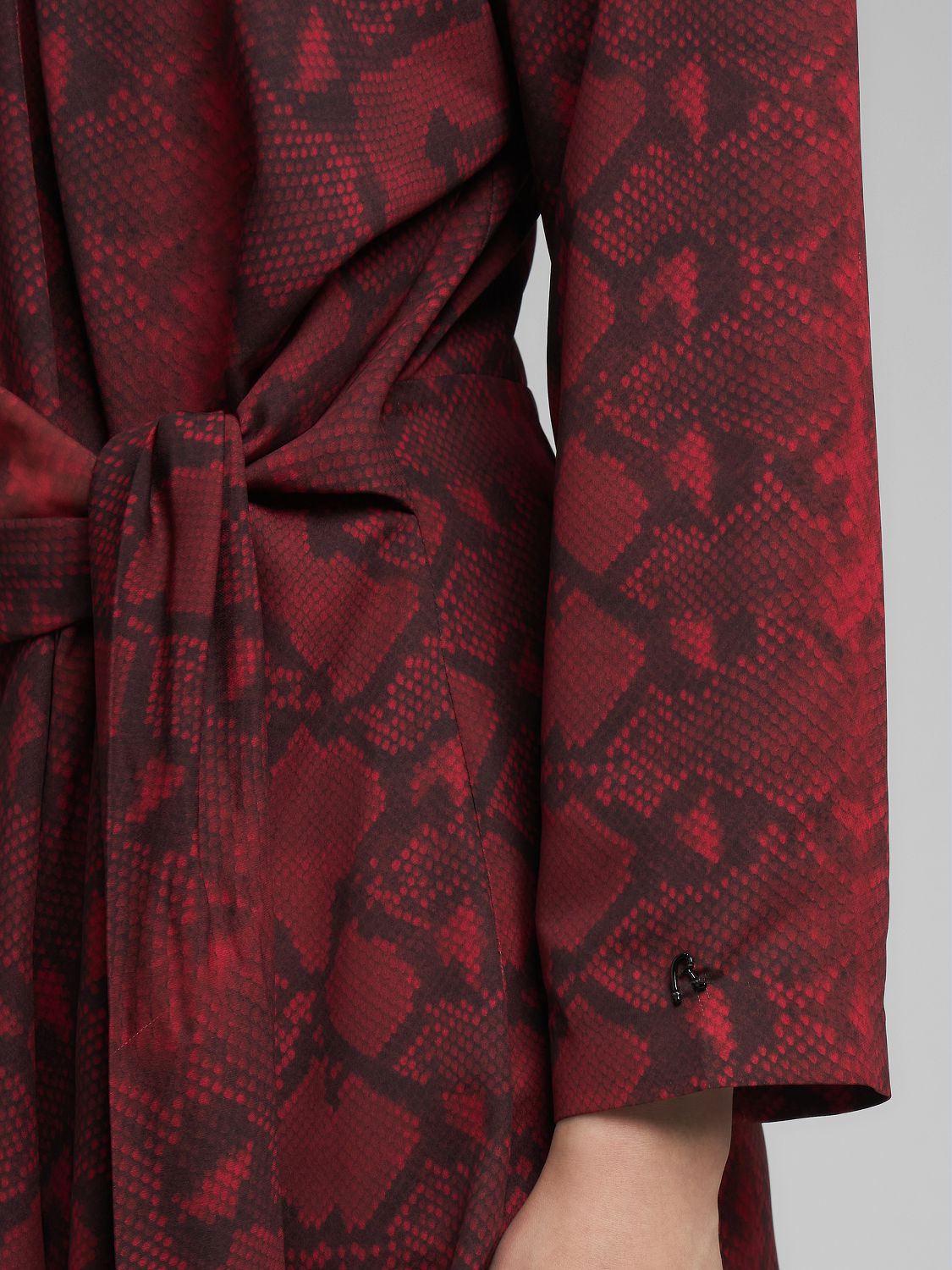 Šaty s hadím vzorem