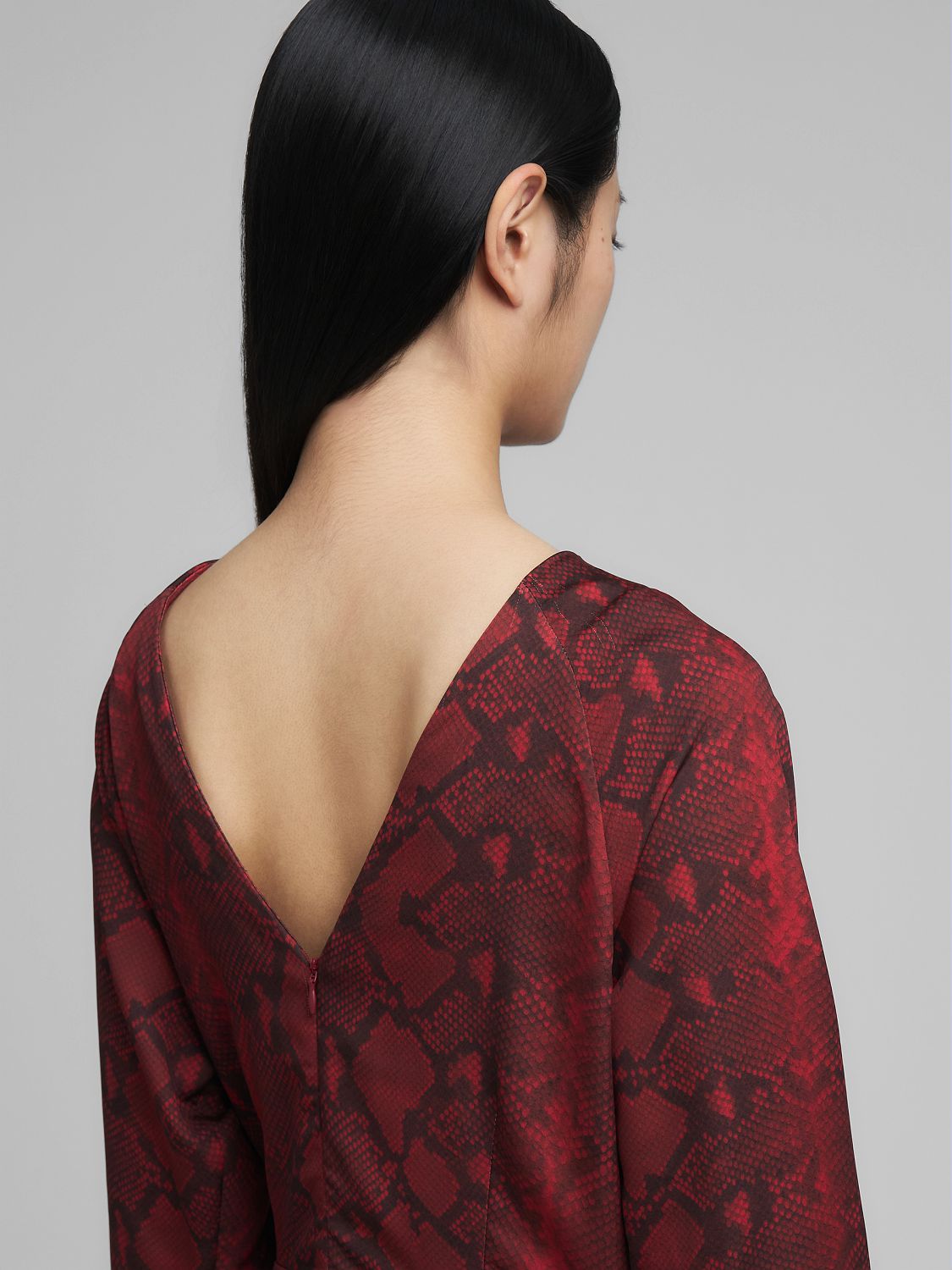 Šaty s hadím vzorem