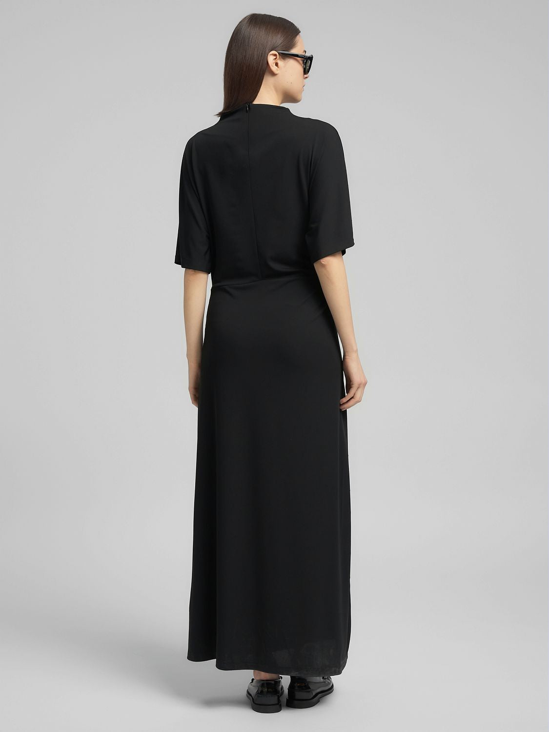 Elegantní dámské maxi šaty s uzlem v pase