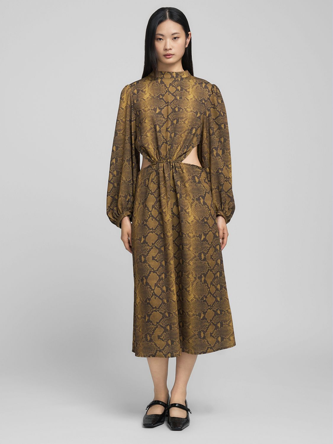 Šaty s hadím vzorem a výřezy