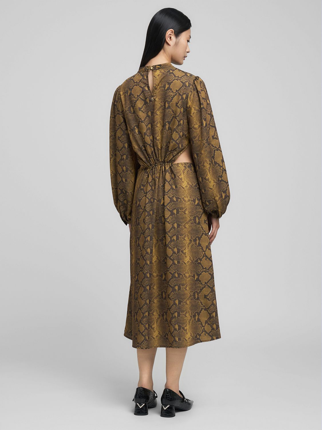 Šaty s hadím vzorem a výřezy