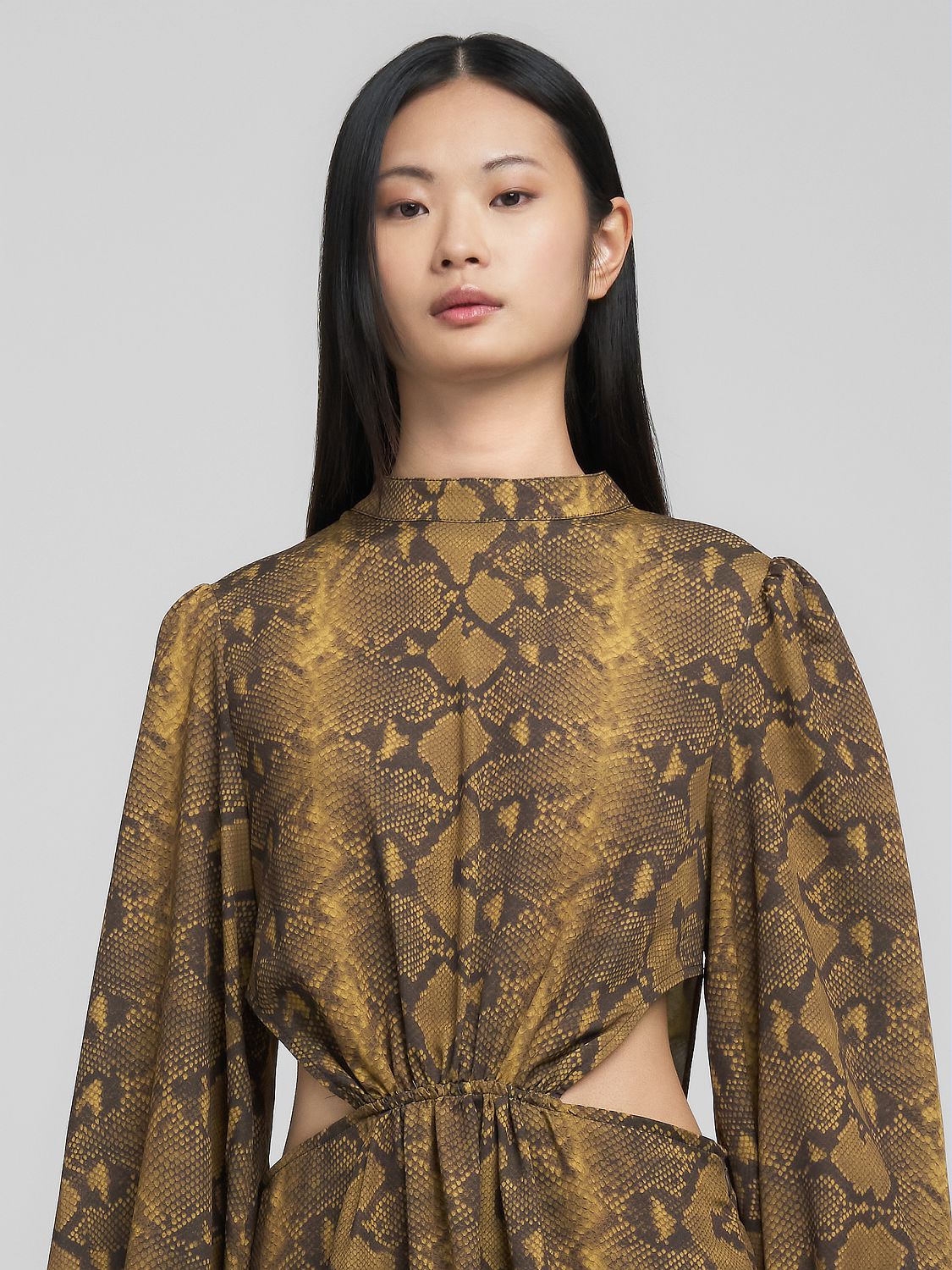 Šaty s hadím vzorem a výřezy