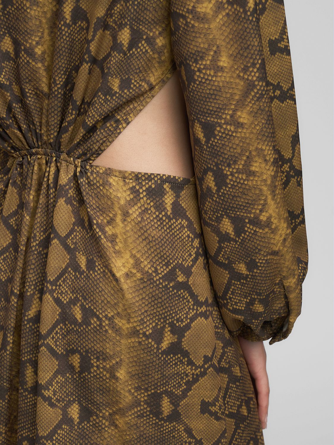 Šaty s hadím vzorem a výřezy