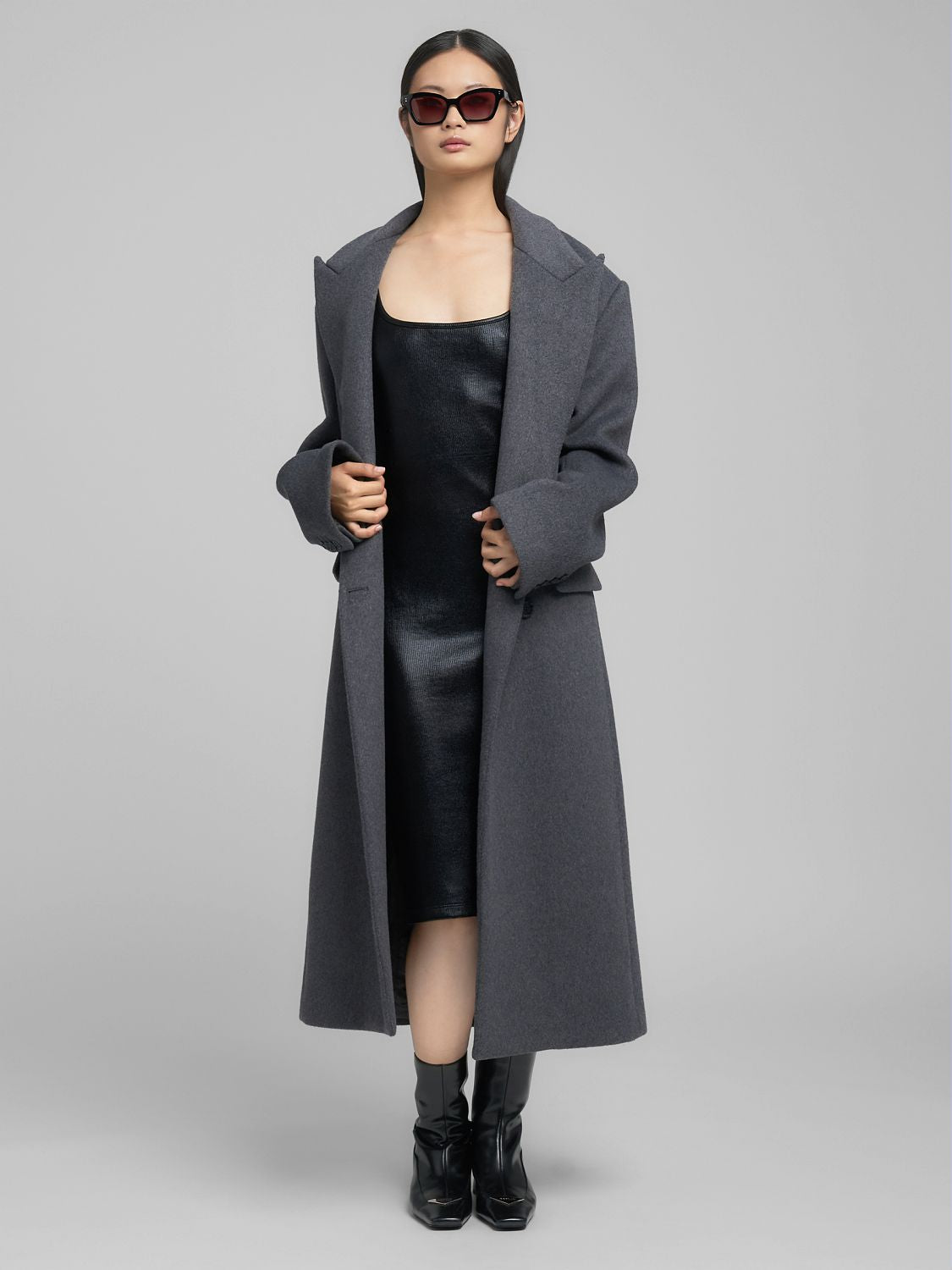 Pouzdrové šaty s koženým efektem a čtvercovým výstřihem