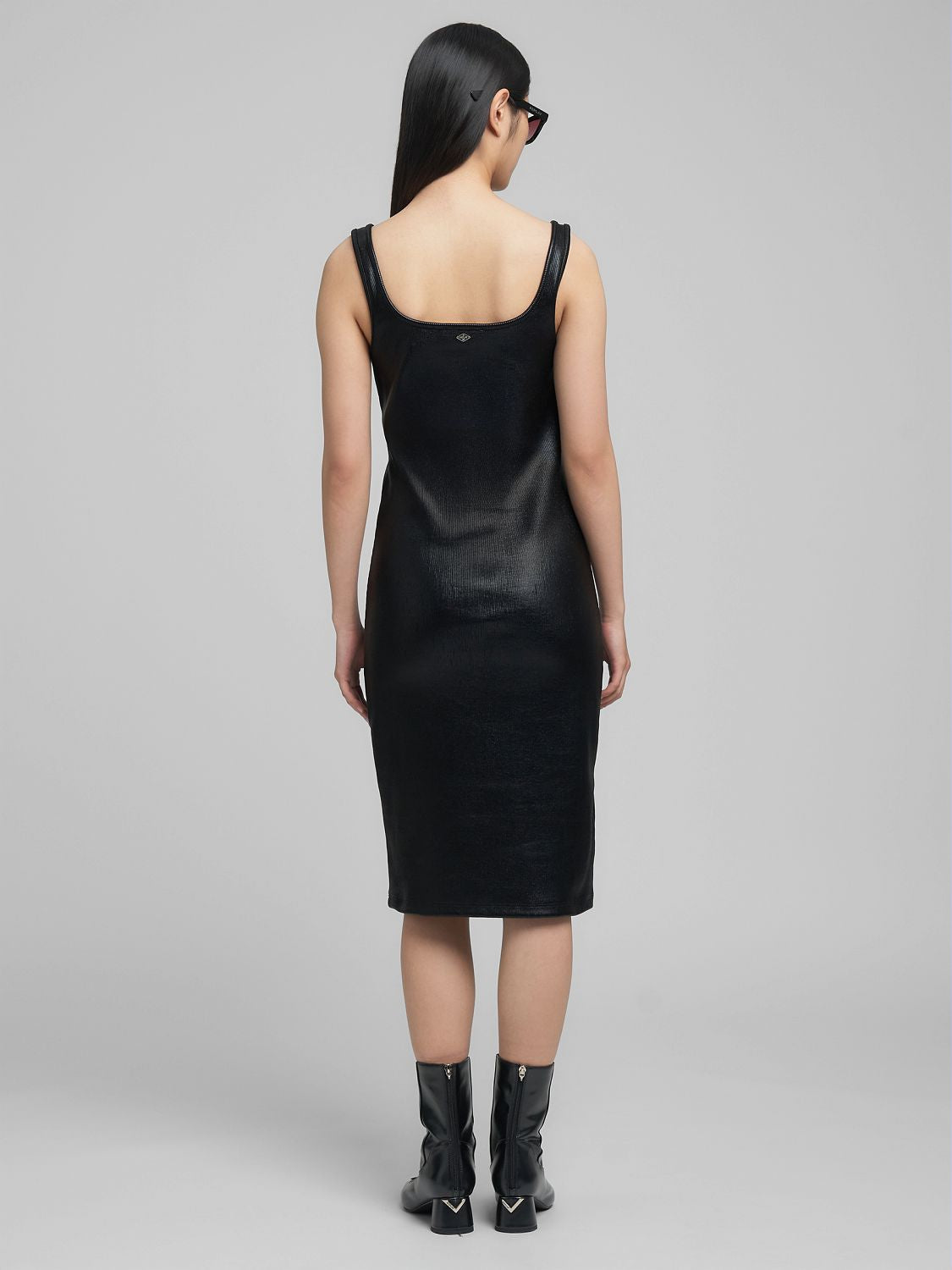 Pouzdrové šaty s koženým efektem a čtvercovým výstřihem