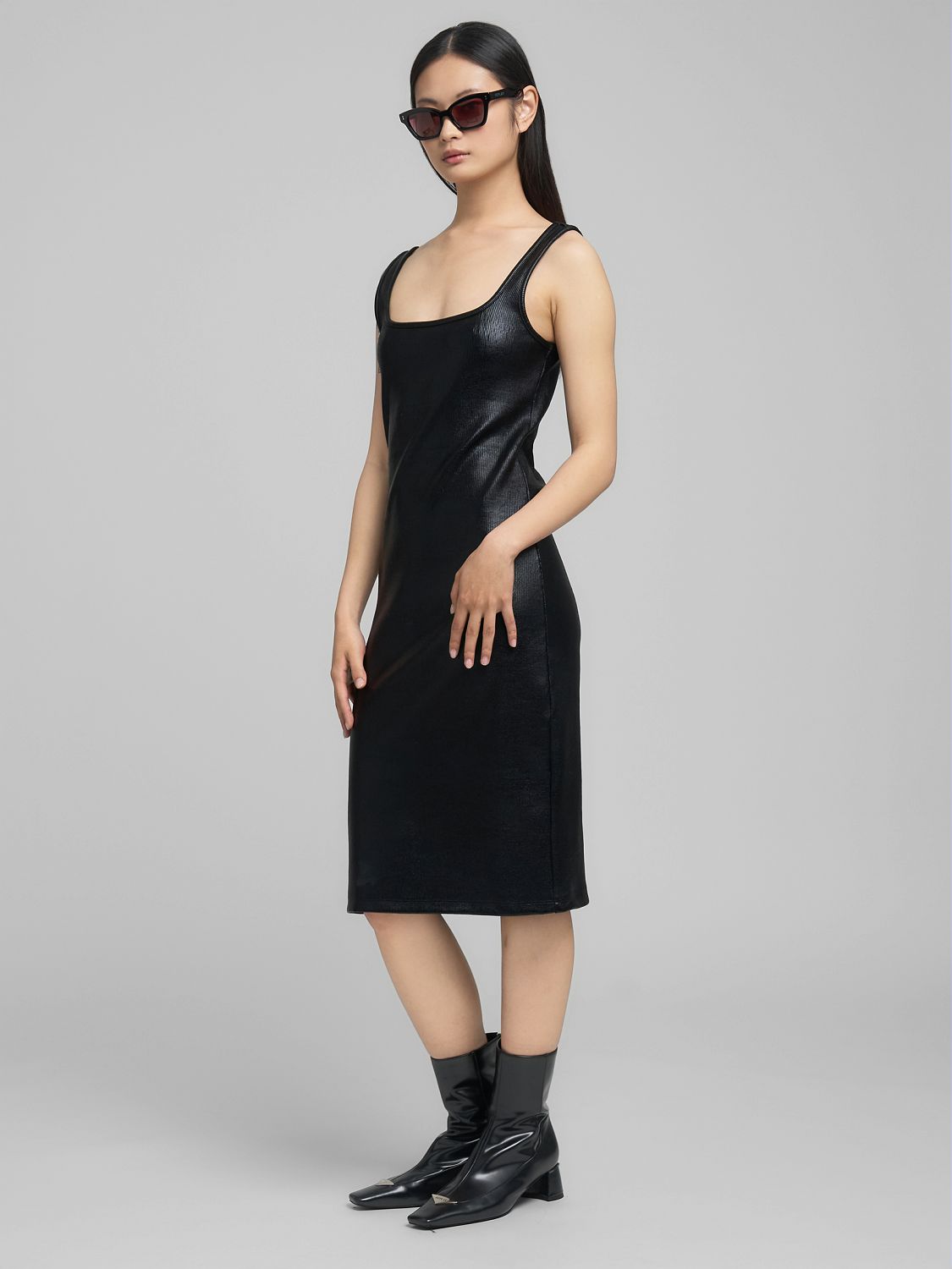 Pouzdrové šaty s koženým efektem a čtvercovým výstřihem