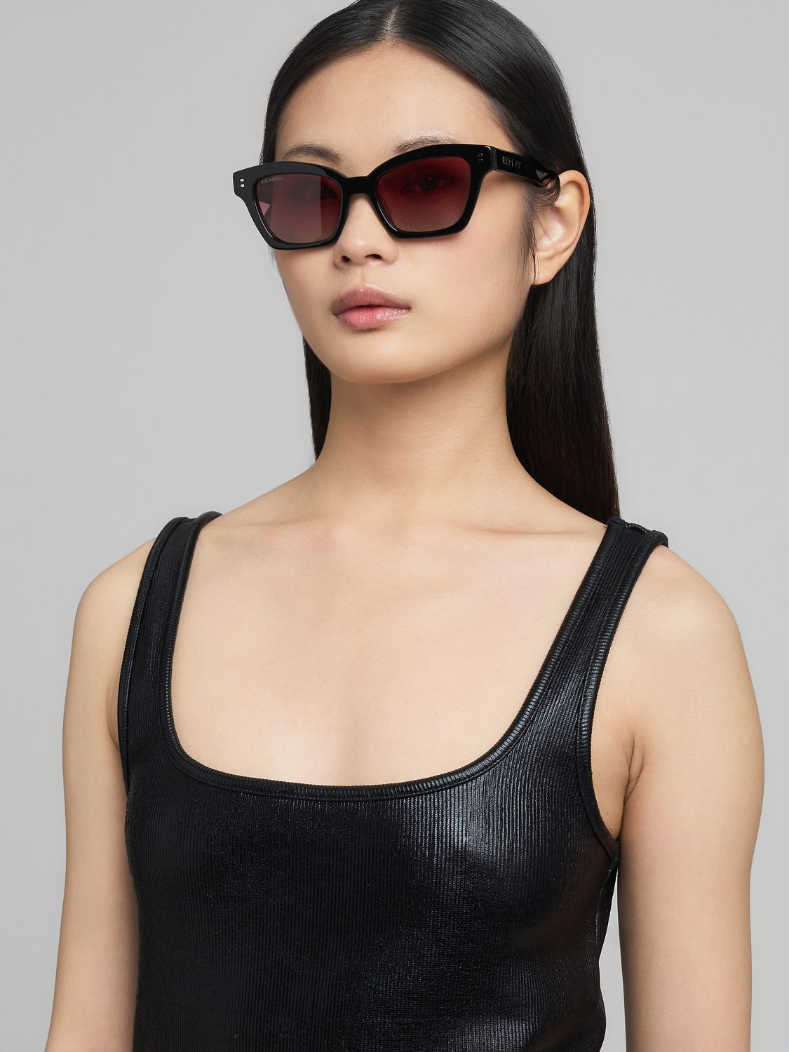 Pouzdrové šaty s koženým efektem a čtvercovým výstřihem