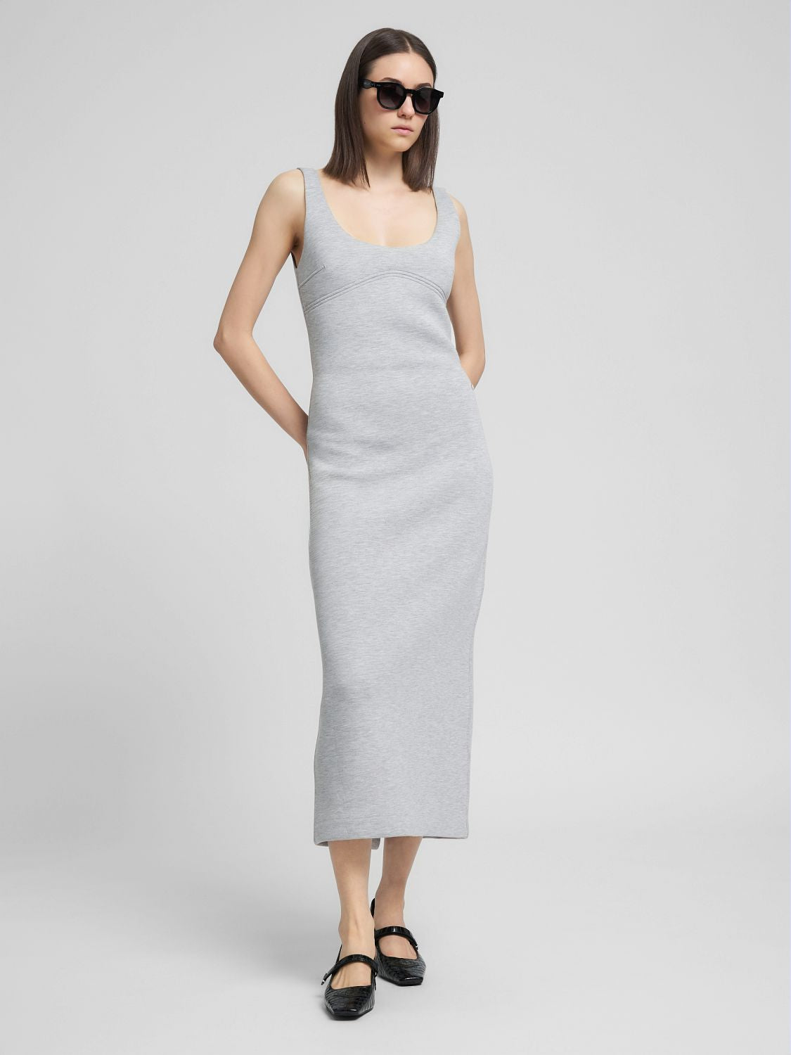 Dámské midi šaty bez rukávů