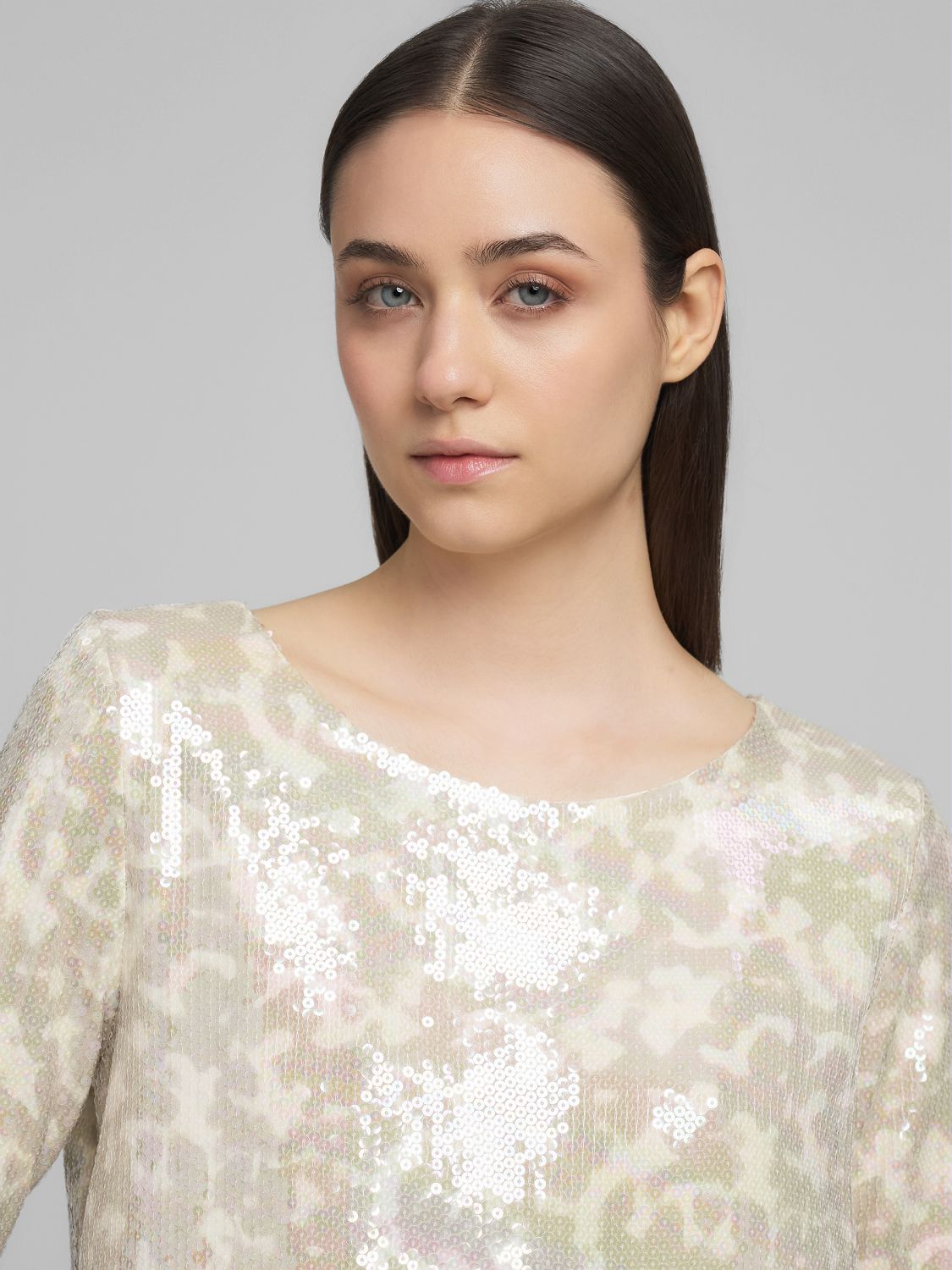 Flitrované mini šaty se vzorem