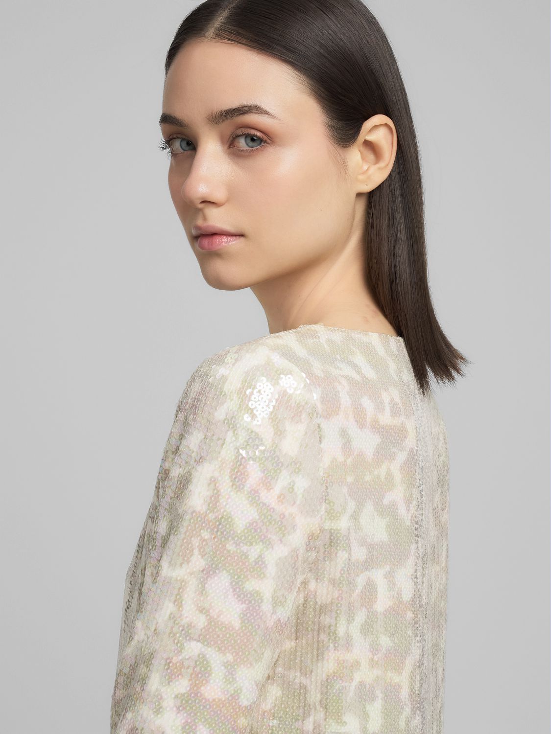 Flitrované mini šaty se vzorem