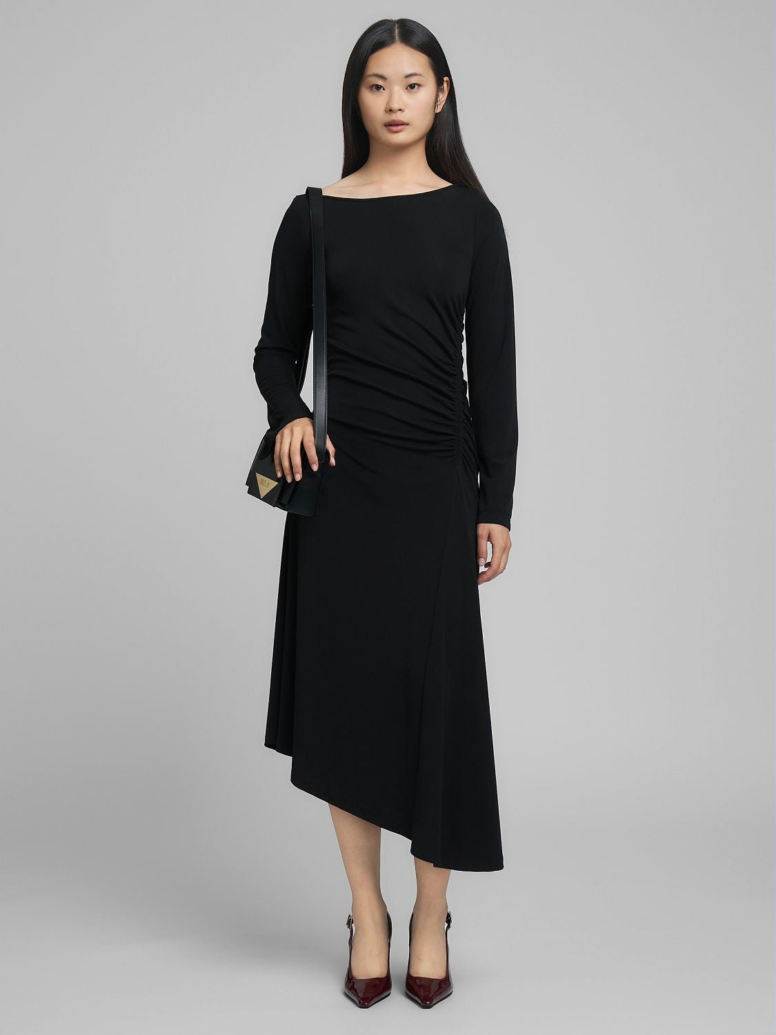 Elegantní midi šaty s dlouhým rukávem