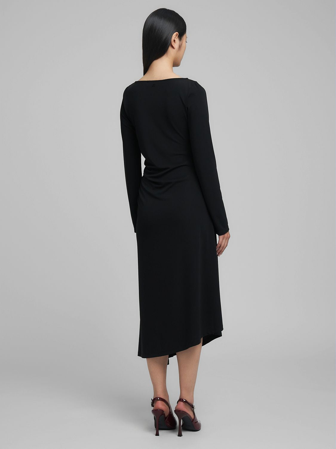 Elegantní midi šaty s dlouhým rukávem