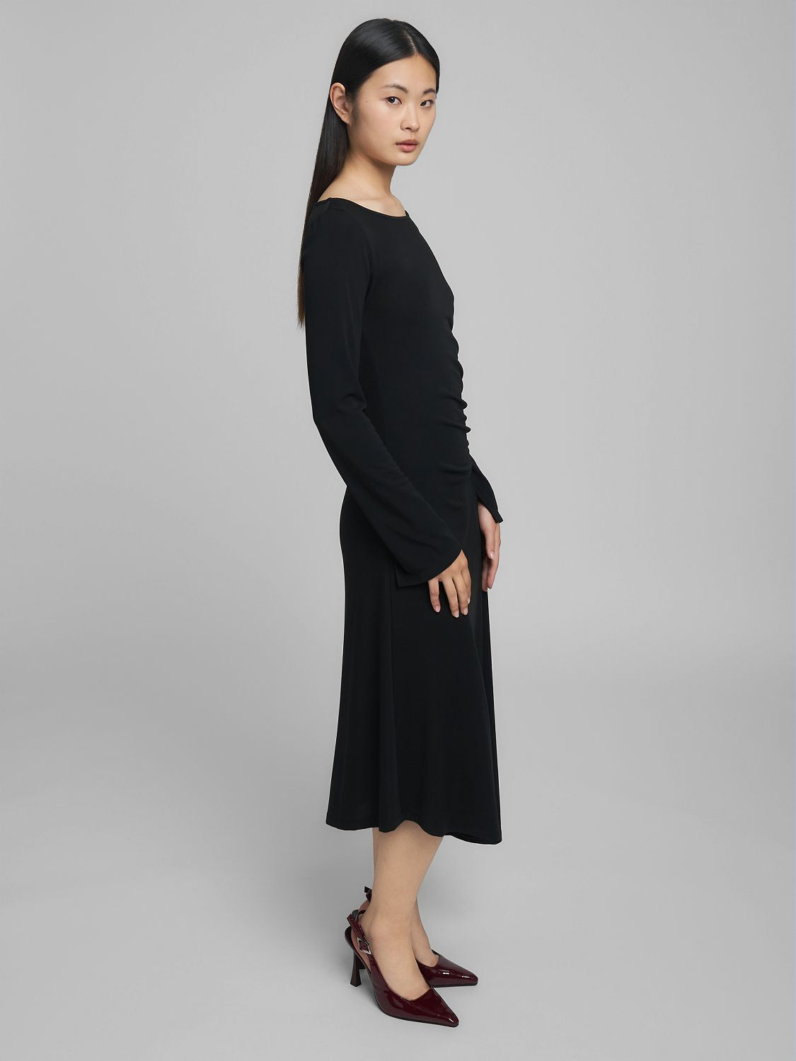 Elegantní midi šaty s dlouhým rukávem