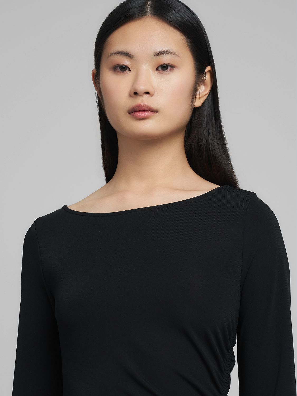 Elegantní midi šaty s dlouhým rukávem