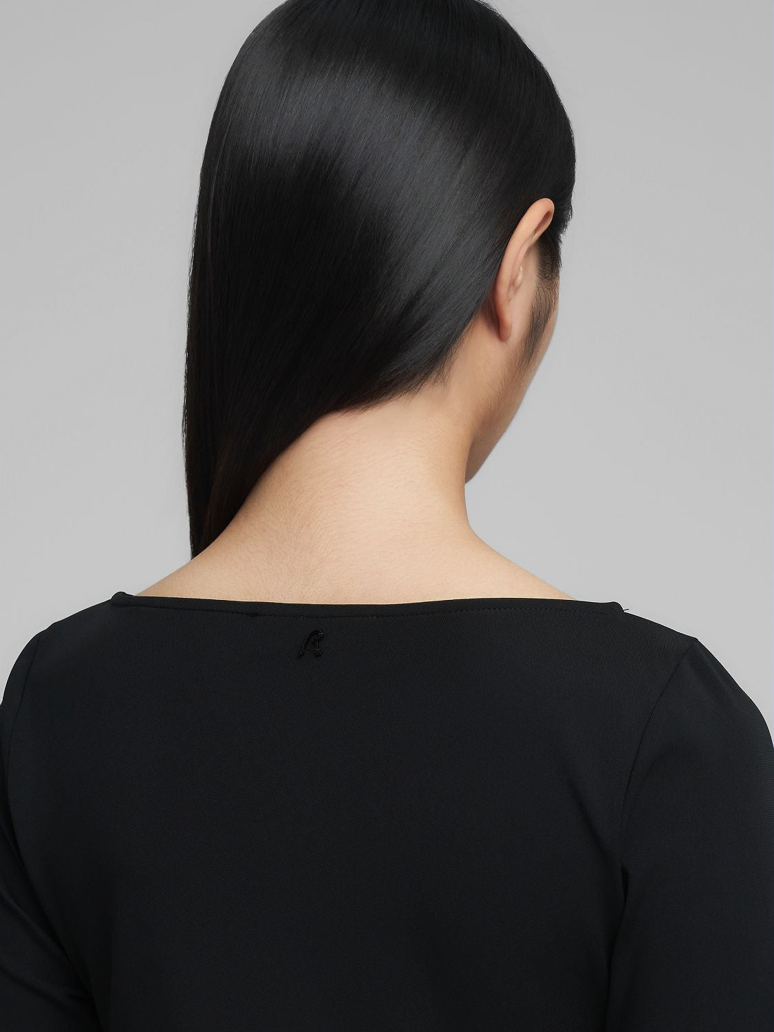 Elegantní midi šaty s dlouhým rukávem