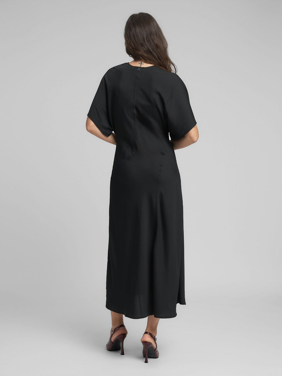 Saténové midi šaty