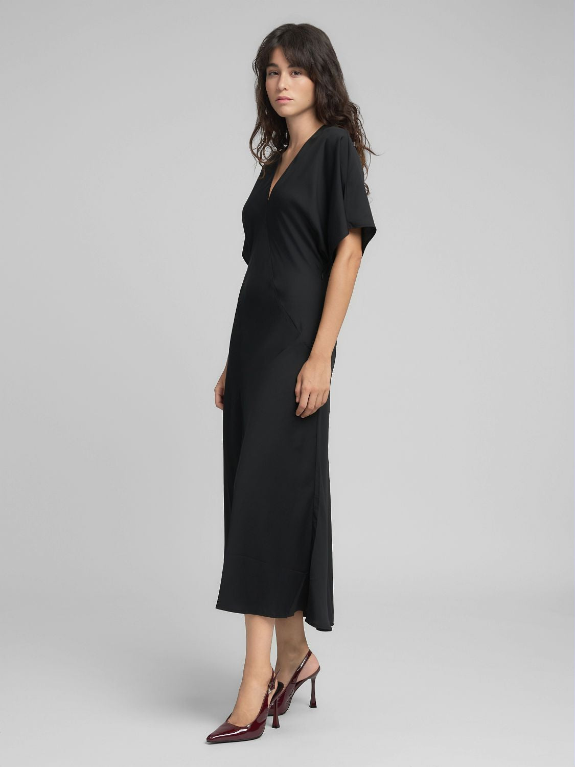 Saténové midi šaty