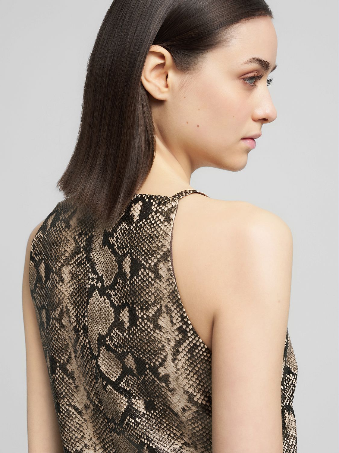 Mini šaty s hadím vzorem