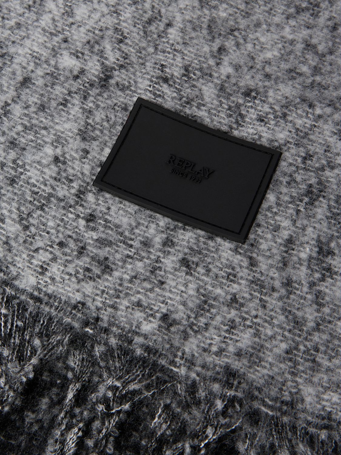 Šedá šála s třásněmi REPLAY