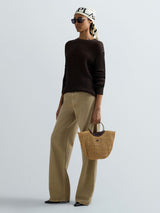 HNĚDÝ PLETENÝ SVETR S KULATÝM VÝSTŘIHEM