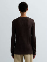 HNĚDÝ PLETENÝ SVETR S KULATÝM VÝSTŘIHEM