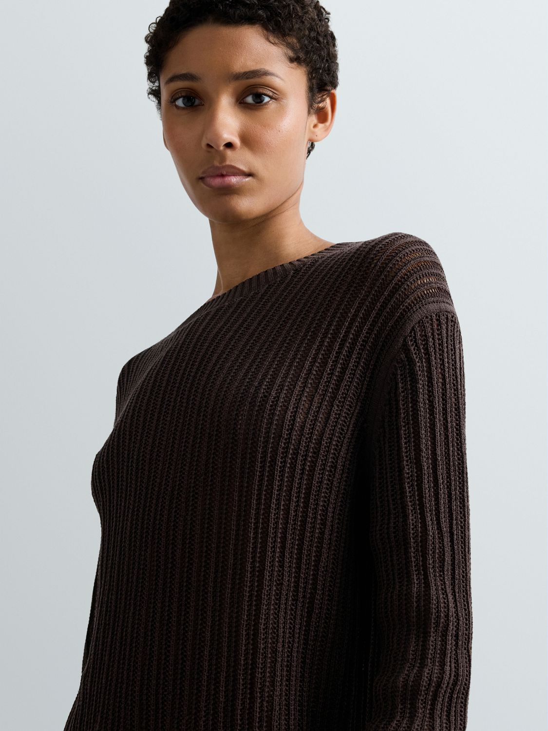 HNĚDÝ PLETENÝ SVETR S KULATÝM VÝSTŘIHEM