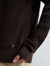 HNĚDÝ PLETENÝ SVETR S KULATÝM VÝSTŘIHEM