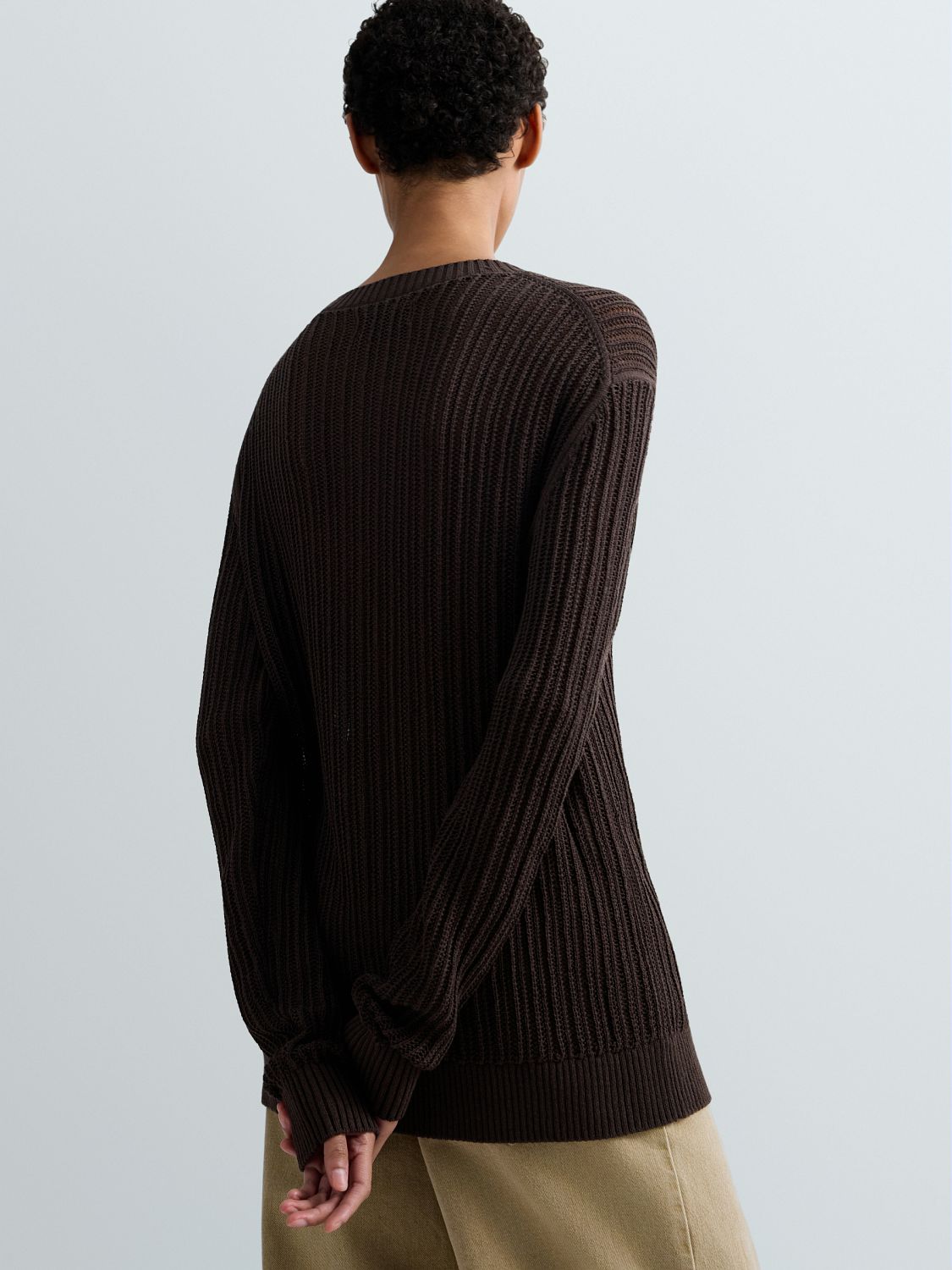 HNĚDÝ PLETENÝ SVETR S KULATÝM VÝSTŘIHEM